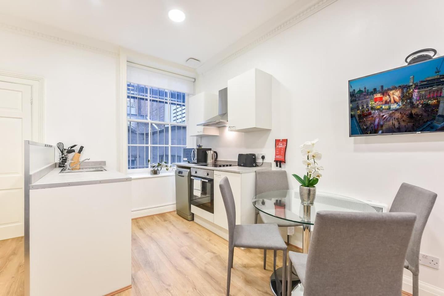 2 Bed Piccadilly Apartment 2 Лондон Екстериор снимка